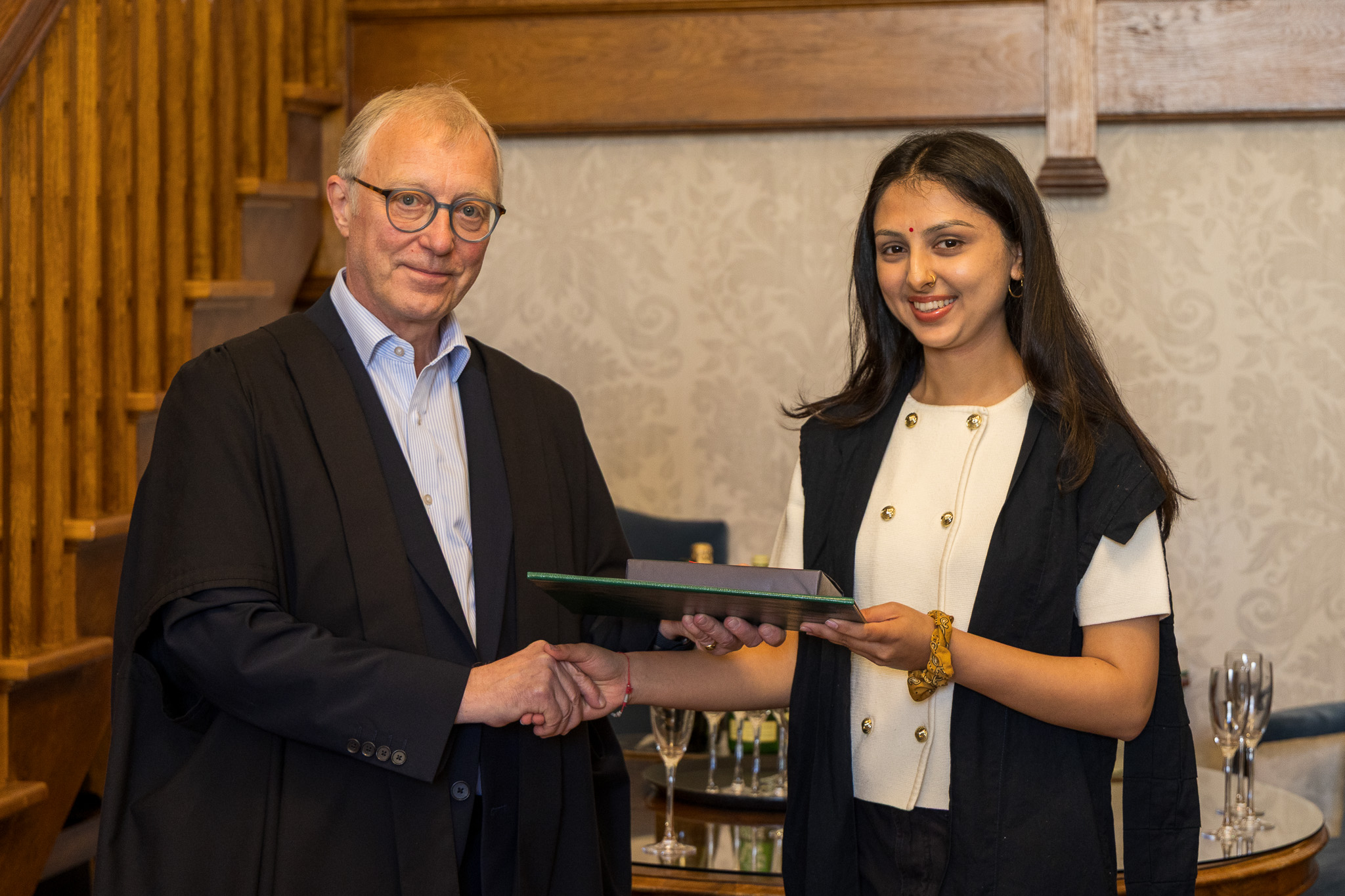 Nyari Barot receiving the Technos Prize from the Master