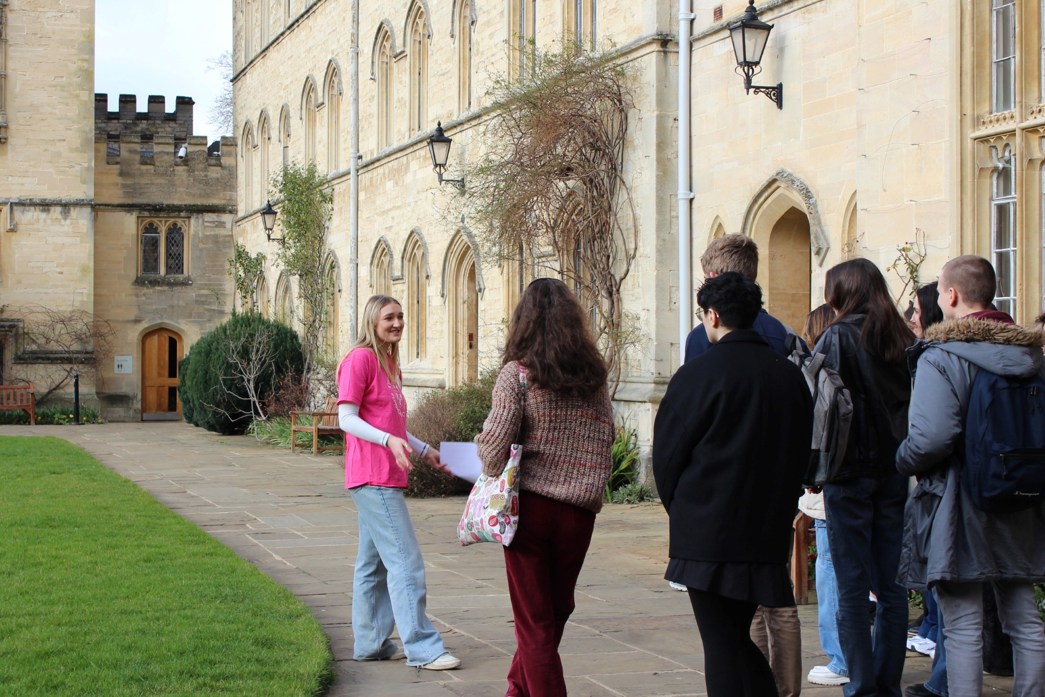 Offer Holders shown around Chapel Quad by Student Ambassador