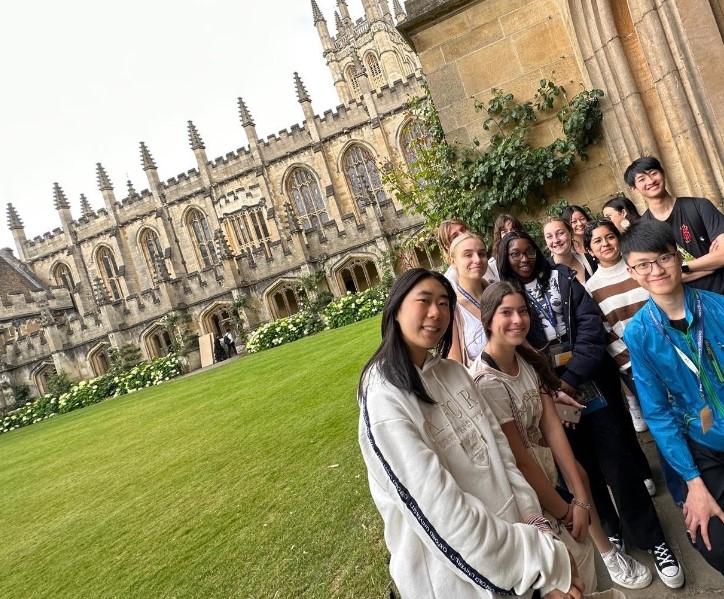 Summer school students in Oxford quad