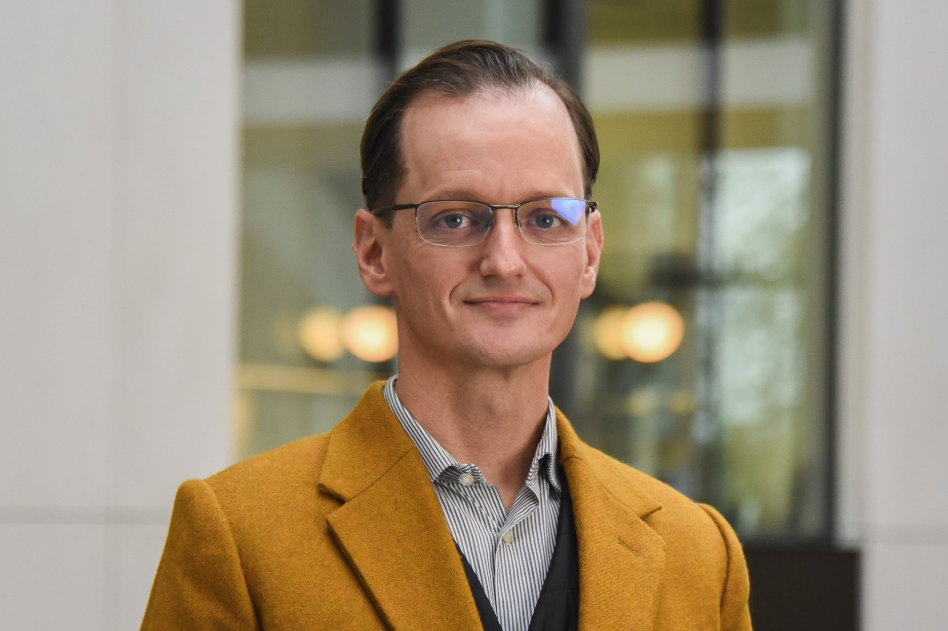 Rob Salguero-Gómez headshot.