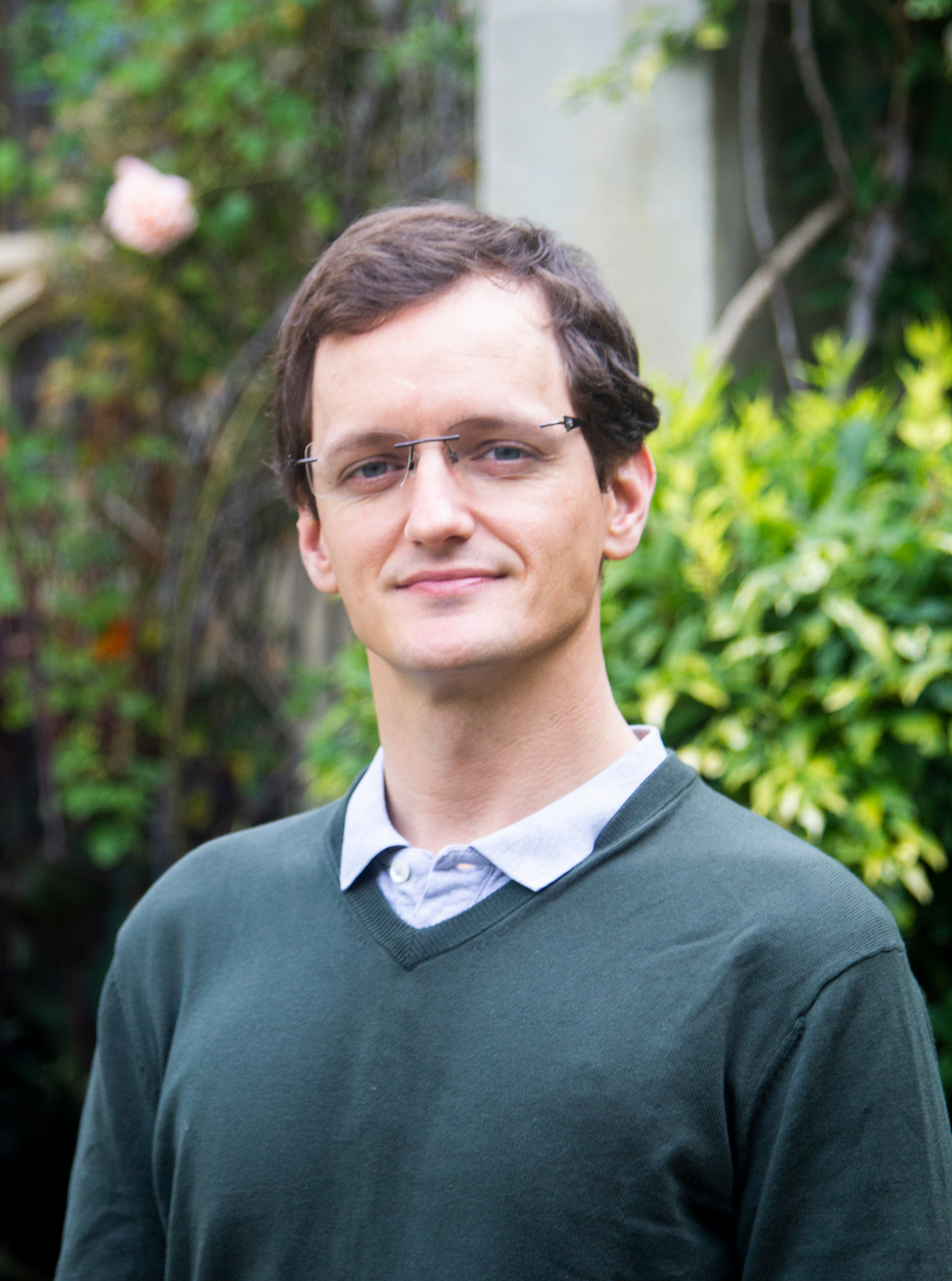 Headshot of Prof Roberto Salguero Gomez