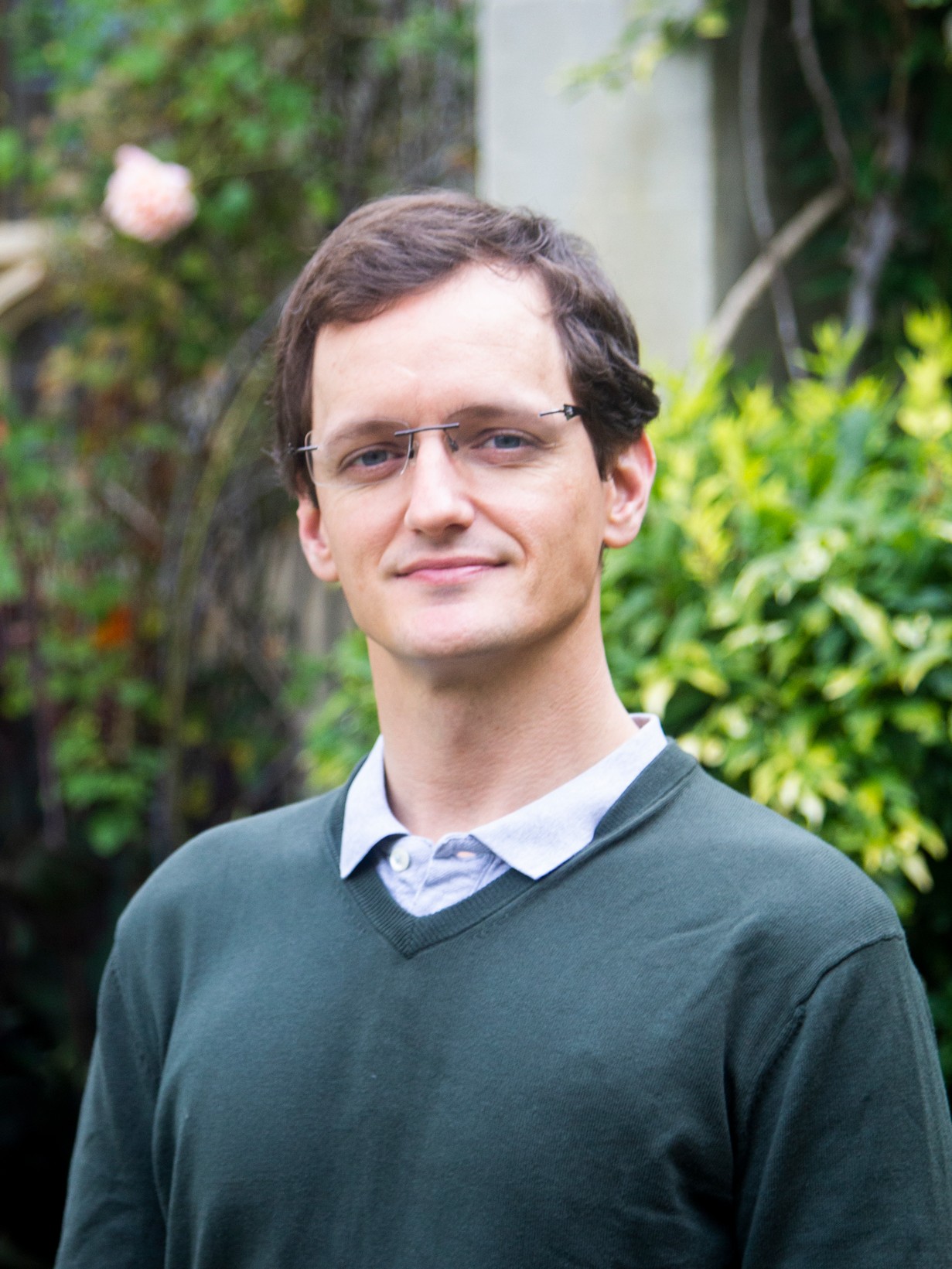 Professor Roberto Salguero-Gomez head shot.
