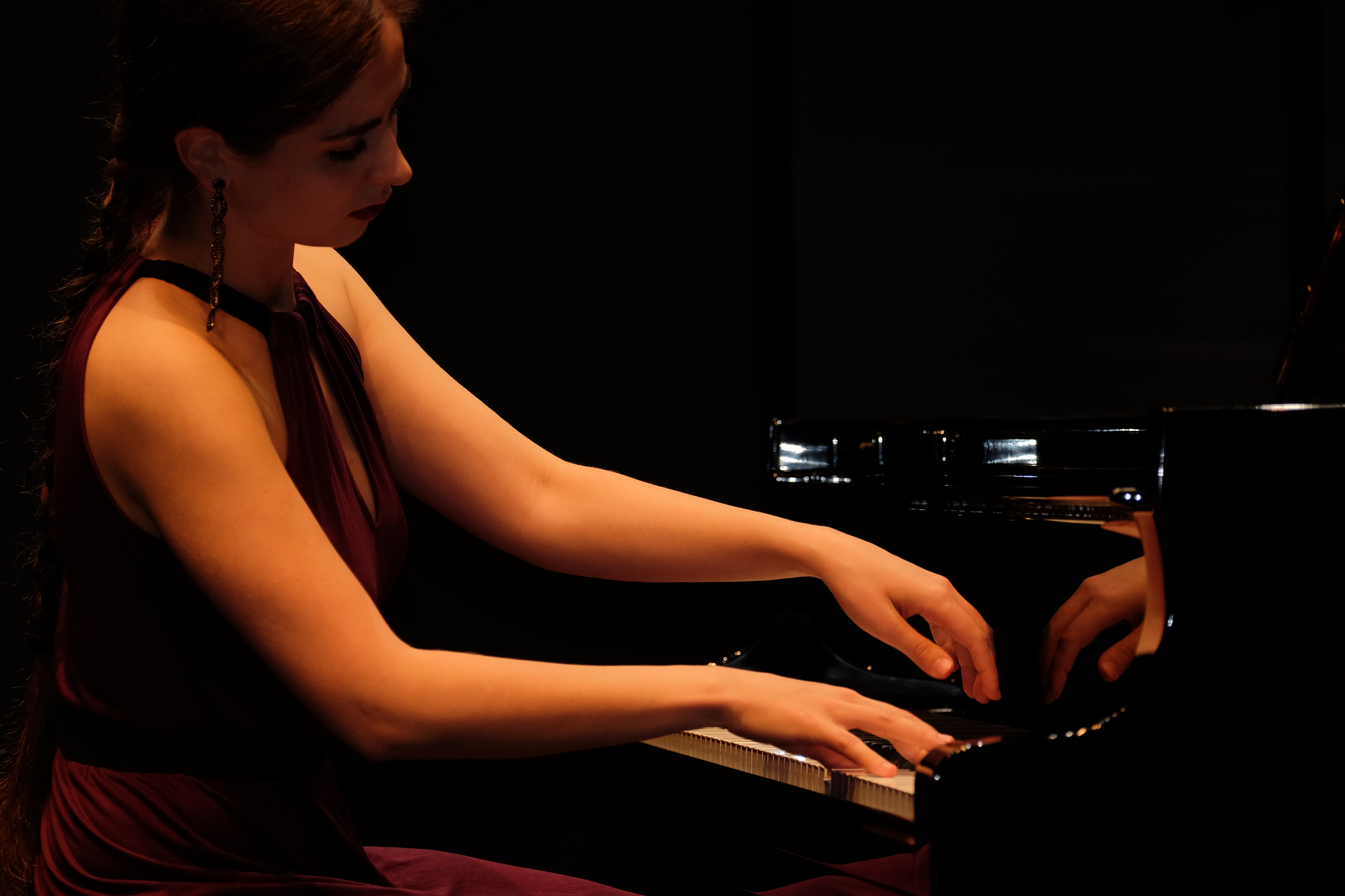 Photo of Judith Valerie Engel playing the piano